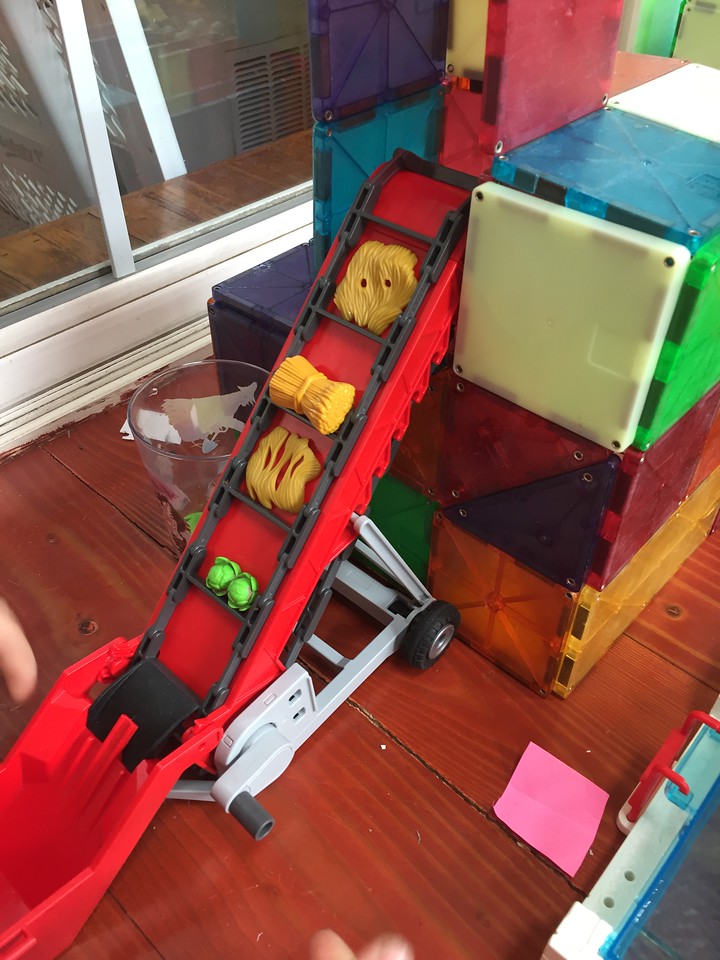 Magna-Tiles Meet Playmobil