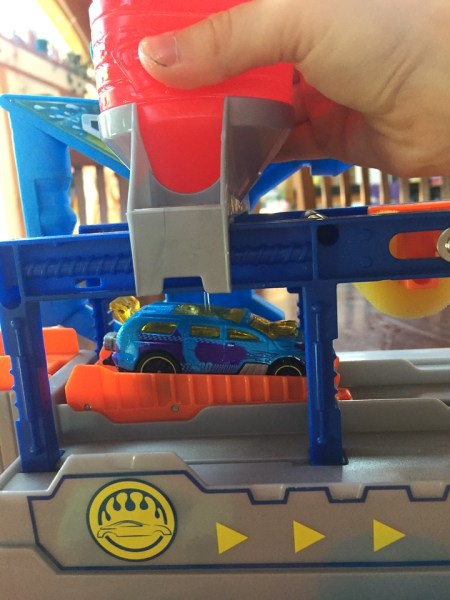 Hot Wheels Color Changing mega car wash child squeezing water tower filled with hot water