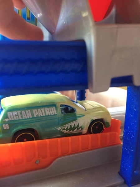 Hot Wheels Color Shifter car changing color going through car wash