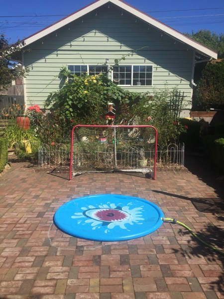 Jasonwell sprinkler play mat splash pad set up on brick patio