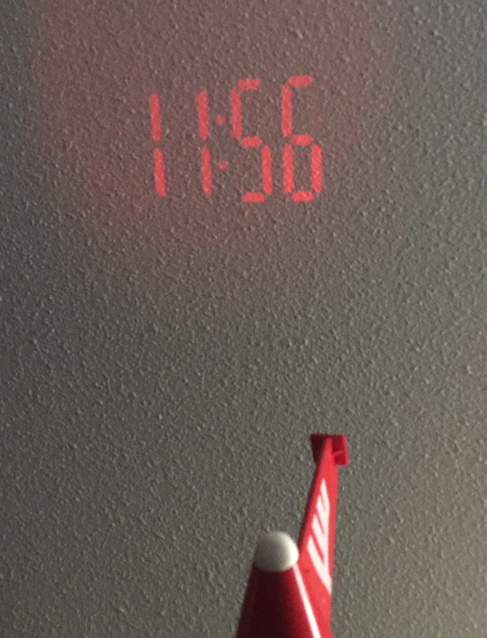 Time of day shown on ceiling by projection alarm clock