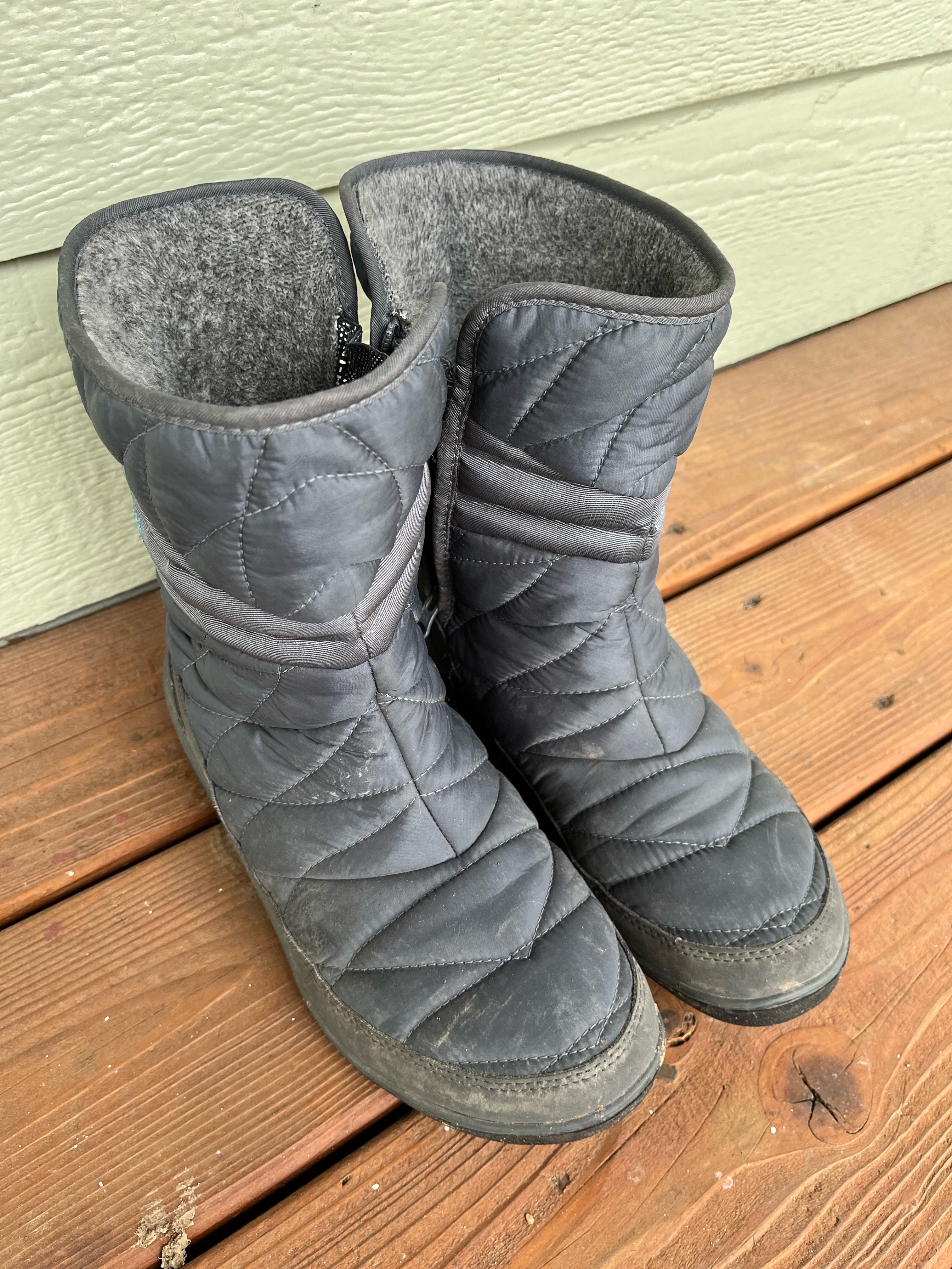 Columbia Heavenly Slip II Snow Boots in gray with gray fleece lining and side zipper