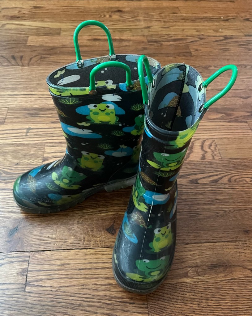 Outee Kids Light Up Rainboots green frogs print on navy background