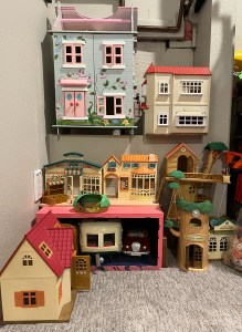 Calico Critter corner village with cottage, house, pizzeria, school, grocery market, tree house, camper,