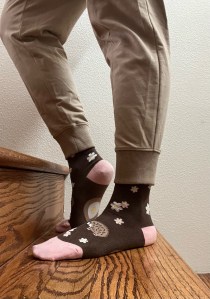 Universal Standard Heather Brushed Terry Drawstring Jogger in pebble with 27 inch inseam hitting above ankle