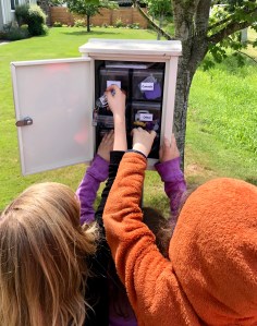 Kids exploring geocahe