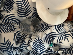 Liquid laundry detergent bottle cap lid