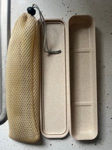 Reusable straw mesh bag and hard-sided traveling case