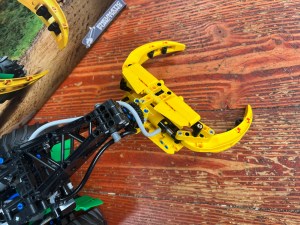 LEGO Technic John Deere 984L-II Skidder movable claw