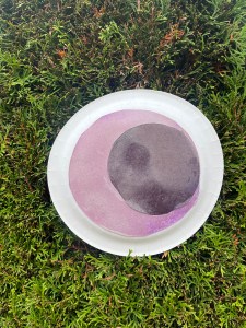 Monster eye made from paper plate with purple and black construction paper